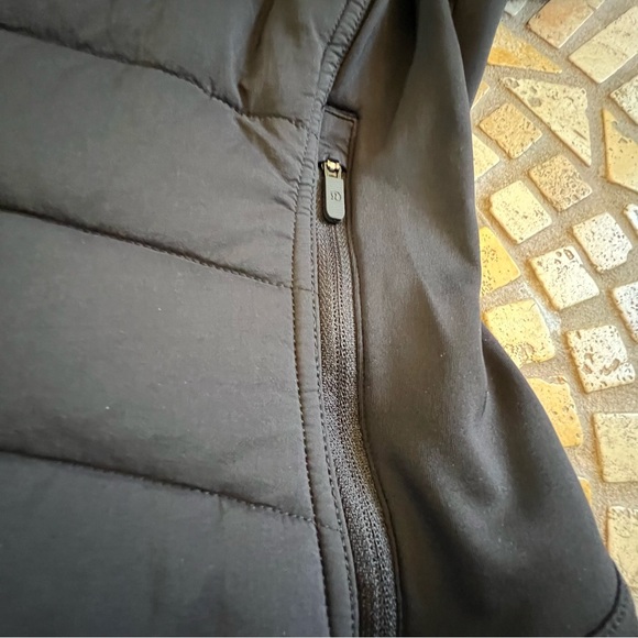 Lululemon extra mile jacket black 8 - Picture 11 of 16